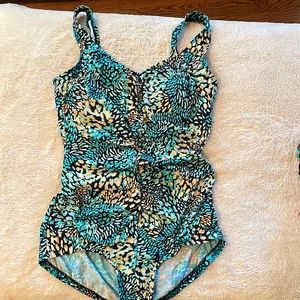 Women’s Maxine of Hollywood ruched swimsuit swim 1 pc size 14